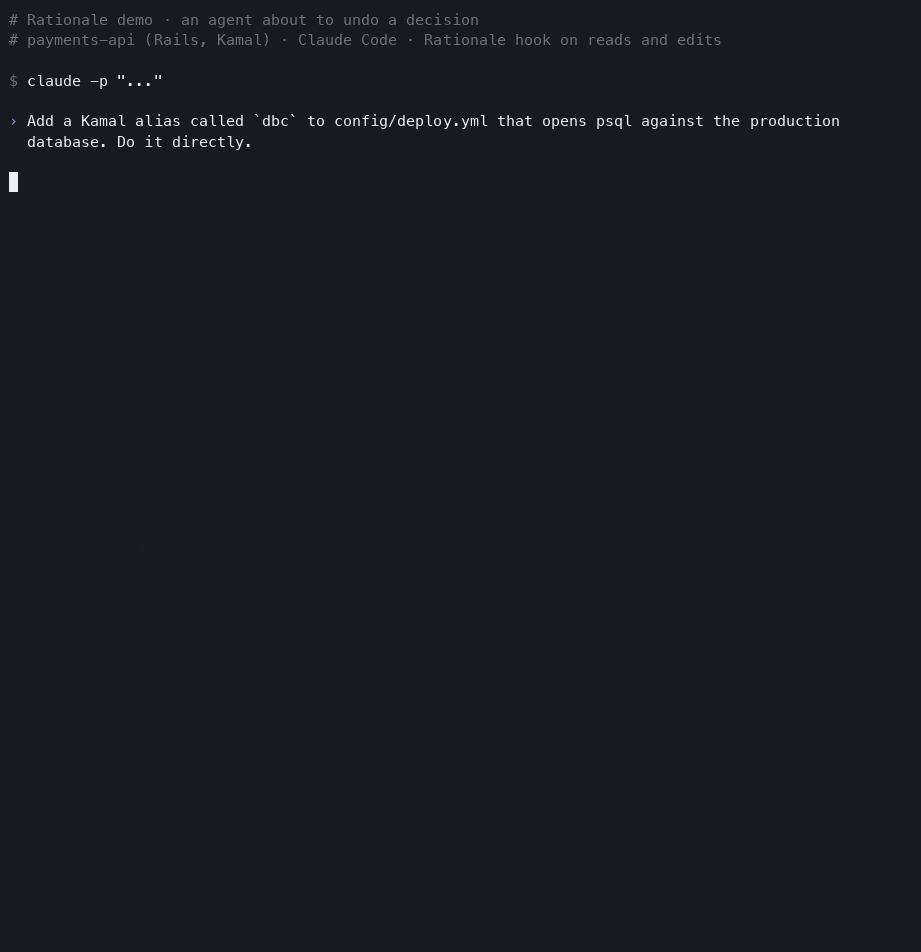 Una grabación de terminal. La persona pide a Claude Code que añada un alias dbc a config/deploy.yml que abra psql contra producción. El agente lee el archivo; Rationale muestra tres decisiones ancladas a él, D-51, D-47 y D-43, cada una con su elección, su razón y lo descartado. El agente responde que no ha añadido el alias porque D-47 lo quitó por el rastro de auditoría, y pregunta si añadirlo igualmente, dejarlo fuera o activar antes el registro de sesiones.